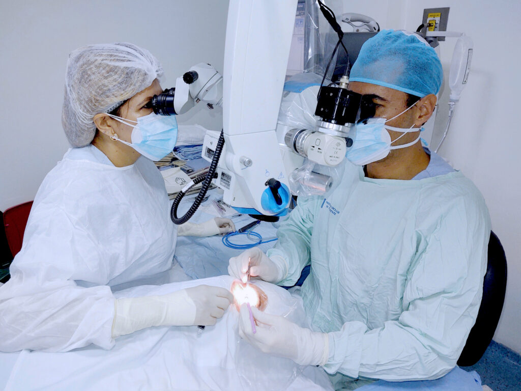 Dr. CRLOS Eduardo Rivera Hoyos realizando una cirugía